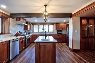 Image de Wine Country Escape: Luxe Suite + Game Lounge