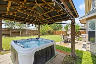 Image de Hot Tub HTown Getaway | Yard Bbq Air Hockey WiFi