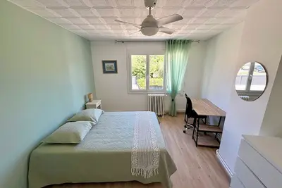 Image de Un air de Marseille, haut de villa, Avec une terrasse et jardin