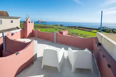 Image de Villa « Santo Amaro » avec vue sur la mer, terrasse privée et Wi-Fi
