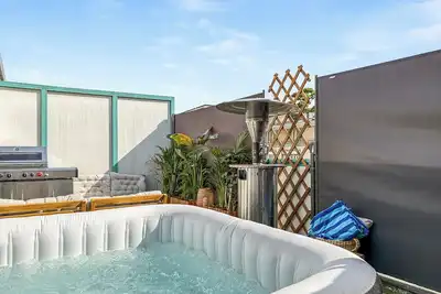 Image de Zentr. Stgt-Penthouse – Whirlpool, Billard, 13ppl, \tZentrale Stgt Ferienwohnung Whirlpool Billard 10. . .