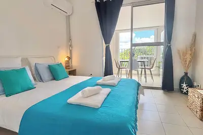 Image de Studio Blue Wave Diamond - vue mer à 1 minute de la plage à pied!