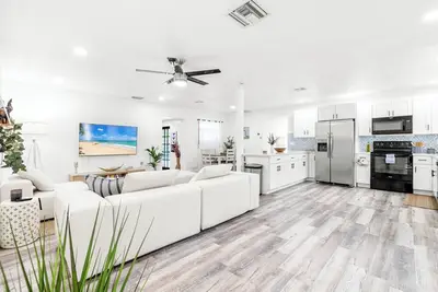 Image de Family Oasis, Heated Pool, Theater & Near Beaches!