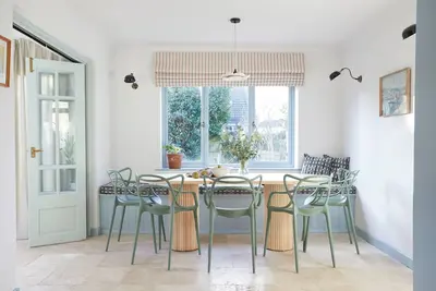 Image de Spacious seaside home, stroll to the beach! A perfect Isle of Wight getaway.