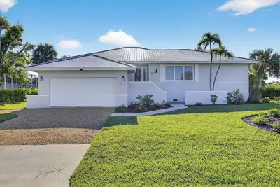 Image de Coastal retreat! West end steps to beach!