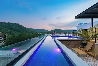 Image de Modern One-Bedroom Condo with Rooftop Pool & Steps to Santa Cruz Beach