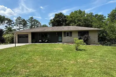 Image de Stadium Stroll | Book Iu Graduation | 4 BRs · 2 Baths · Sleeps 14