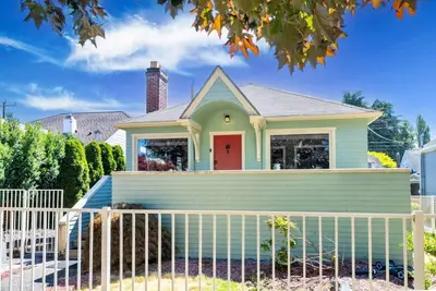 Image de 4br Entire House w/ Hot Tub | Steps to Green Lake