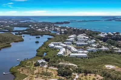 Luxury 3br Townhome - 10 min from Beach - 2 Master Suites - Private Elevator