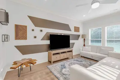 Image de New Modern Luxury Stay - 2 King Beds - Sleeps 10