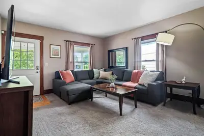 Image de Entire Duplex|Historic District|Sleeps 12