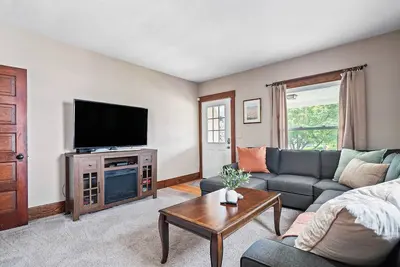 Image de Historic District|Fully Stocked Kitchen|Sleeps 6