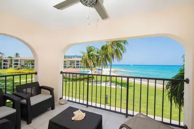 Image de Georgetown Villas #202 Oceanfront on 7 Mile Beach