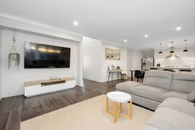 Image de Modern & Stylish Getaway with a Yard and Balcony