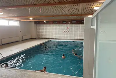 Image de Studio vue mer avec piscine, sauna salles de jeux, fitness.