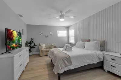 Image de Large 8br/6ba Home – Backyard & Private Parking