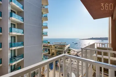 Image de Beautiful seafront 1br Apt w/Balcony & Ac in Qawra