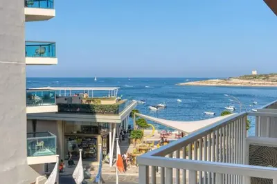 Image de Stylish 2br Stay with Balcony Sunsets & Sea Views!