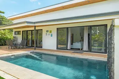 Image de Modern home in Tamarindo with private pool, less than 5 minutes from the beach and downtown. Perfect for families or friends, offering spacious indoor-outdoor living, tropical surroundings, and all the amenities for a peaceful yet vibrant vacation.