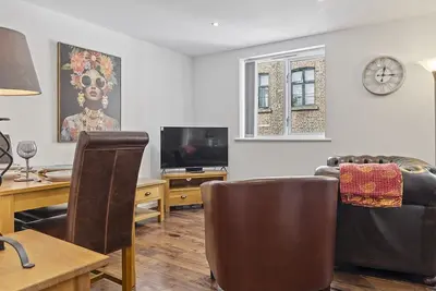 Image de Pass the Keys | Tannery Mews - Stunning Central 2-Bed with Parking