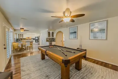 Image de Cool 4-bedroom house with Ac in Victorville- Pool Table, On the Lake