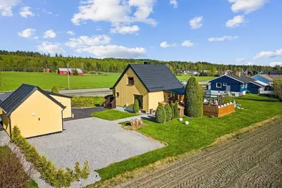 Image de Comfortable 3-bedroom house with many free parking, garage and great views.