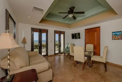 Image de Stylish 1br Condo with Terrace & Direct Ocean Views