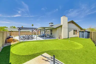 Image de Welcoming Group Getaway w/ Pool & Patio in Peoria!