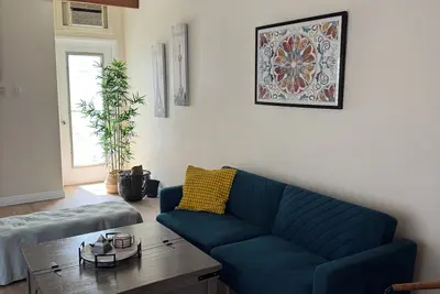 Image de Stylish Burbank Getaway – Ensuite Baths + Prime Location! \n10 Mins to Universal!