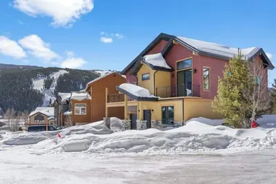 Image de New 4br home sleeps 12 in Keystone Ski Area. Private hot tub. Park 4 cars.
