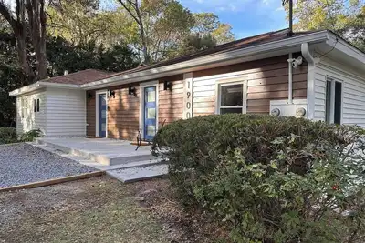 Image de Campus Close, Game Dates Open, Pets - Yes