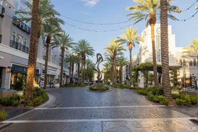 Image de Cozy 2-Master bedroom condo with private bathrooms located next to The District.