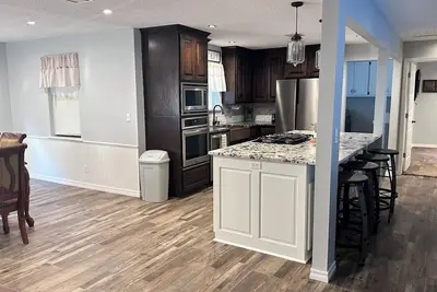 Image de 3-bedroom house with hot tub 1. 3 miles to Guy Sandy boat dock, Arbuckle Lake