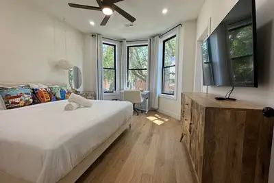 Image de Sleek Avondale Condo -- King and Queen + Spa Bath + Garage + Sass