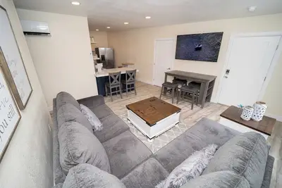 Image de Lou Lou's Cozy Corner. Cool apartment with cold Ac in charming Globe.