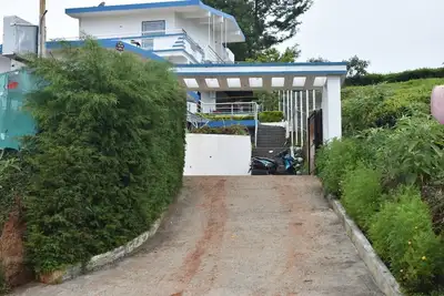 Image de 7 separate bedroom and attached bathroom; Container wood house