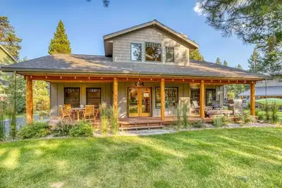 Image de Settle Inn, Riverfront Sunriver Home~ Ski, Hot Tub, Pet Friendly