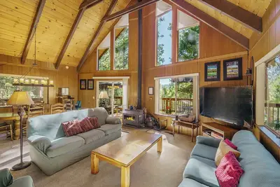 Image de Walk to Fly-In Lake: Blue Lake Springs Cabin!