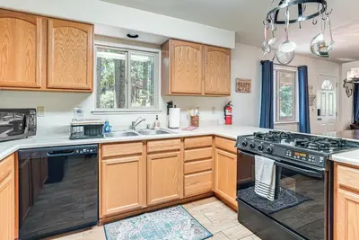 Image de Hike, Swim, Golf: Family Retreat in Arnold!