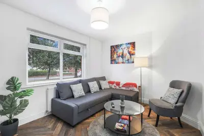 Image de 3 Bedroom House - Free Parking-by Holiday Homes