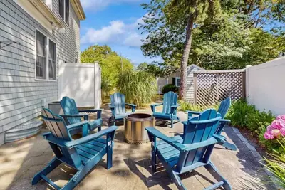 Image de Spacious house within walking distance to Sea Street Beach + Pelham House