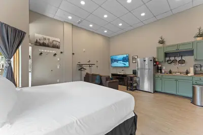 Image de Cozy Lakeside Studio – Pool Access & Minutes from the Slopes!