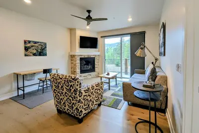 Image de Stylish 2br Condo | Steps to River & Trails