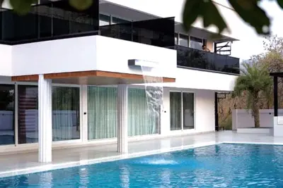 Image de Luxury in Nature, Stay Grand, Elegance Blooms, Luxe Getaways, Nature Pure Luxury