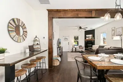 Image de Windsor Farmhouse | Family Fun, Yard & Fireplace