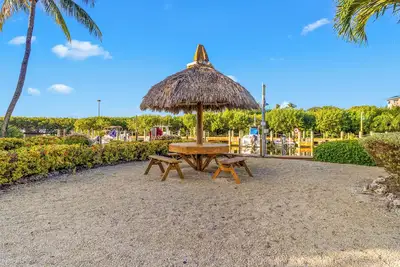 Image de Beach Escapade! 2 Cozy Suites w/ Partial Ocean View | Pool and Hot Tub Access!