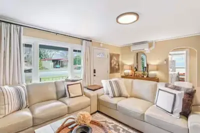 Image de Lux Cozy Gem! Walk to Autzen, Campus & Oakway Mall