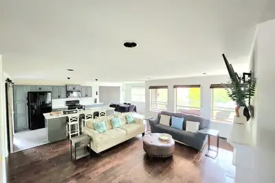 Image de Kelowna full level luxury 31 minutes to big white ski, 15 mins airport/downtown