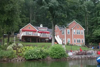 Image de Extraordinary Candlewood Lake home in Danbury Ct