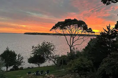 Image de Secluded Bayfront Retreat — Cozy Southampton Escape